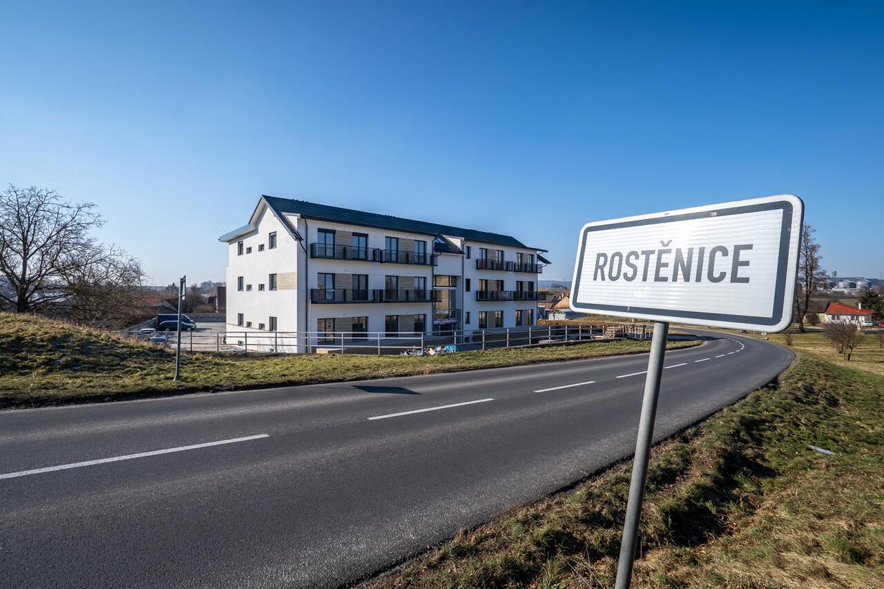 Reconstrucción de un edificio de apartamentos en Rostěnice