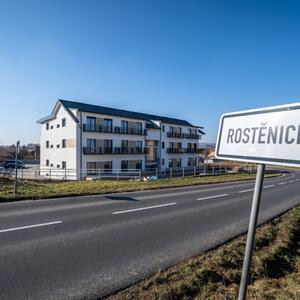 Reconstrucción de un edificio de apartamentos en Rostěnice